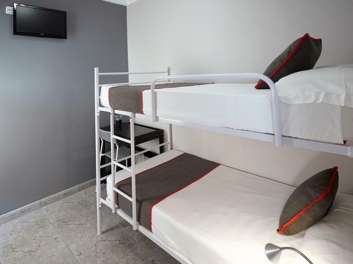 Hostal Mas Ferrer Cornellá de Terri エクステリア 写真